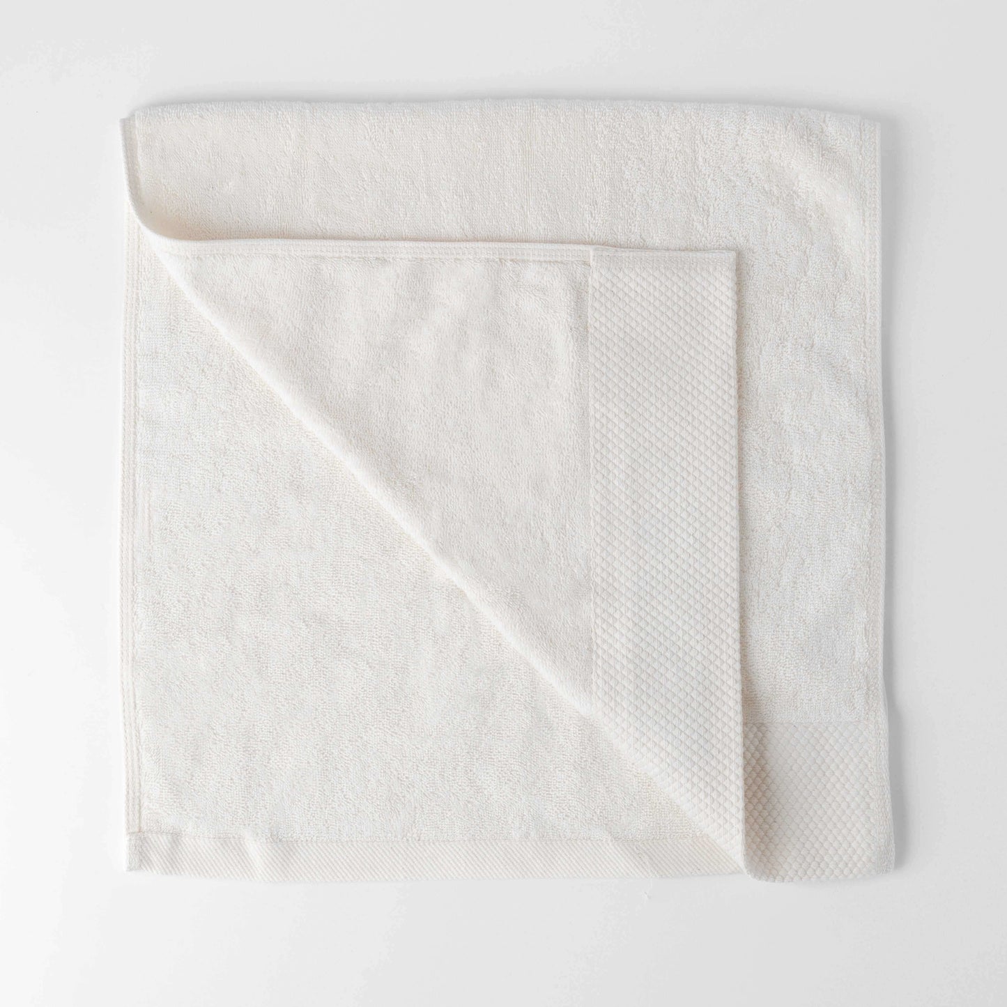 Soft, 100% cotton Carelika hand towel in cream, measuring 40x80cm, perfect for quick drying and luxury comfort.