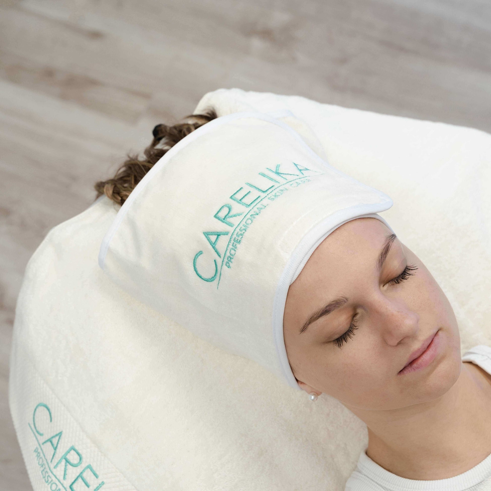 Woman relaxing with CARELIKA hair SPA turban, featuring soft cotton for comfort and effective hair drying.