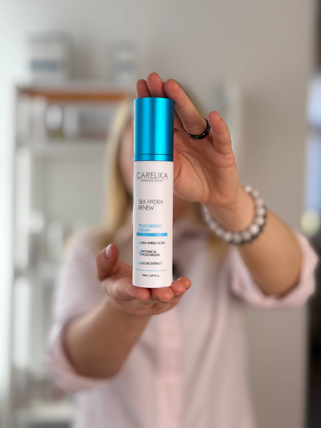 Carelika Silk Hydra Renew Moisturizing Cream – product texture and jar detail