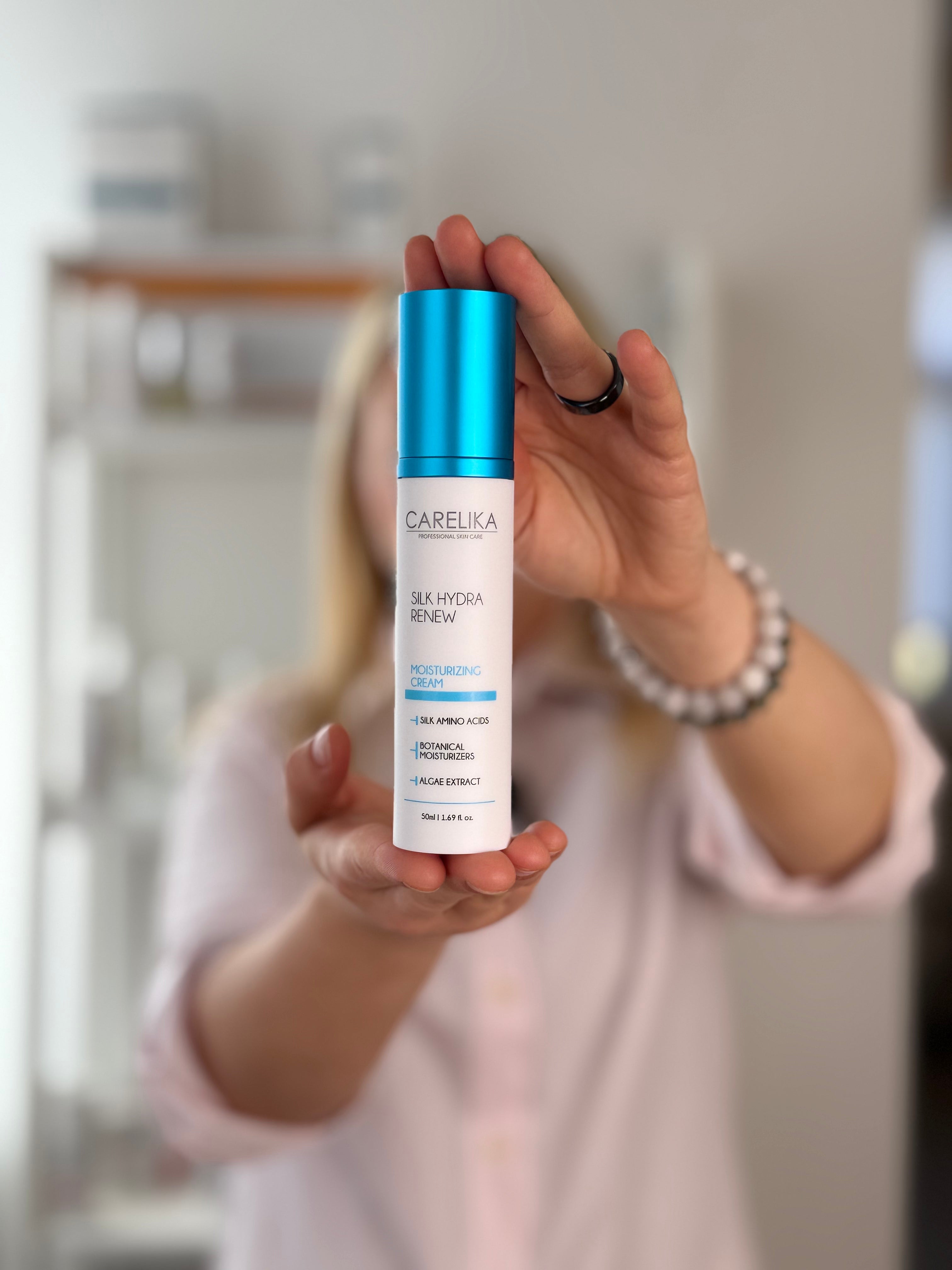 Carelika Silk Hydra Renew Moisturizing Cream – product texture and jar detail