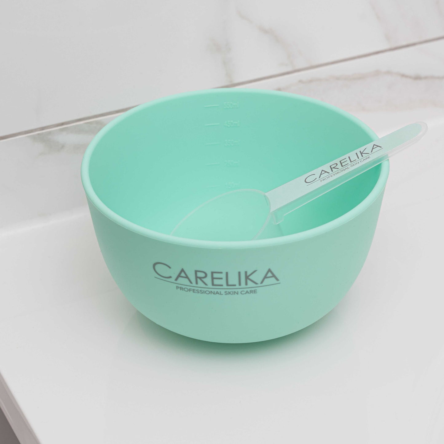 Carelika silicone mixing bowl in green with measuring marks, perfect for mask preparation and easy to clean.